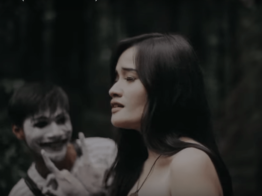 Penampilan Fanny Soegi Bornean dalam music video Kala